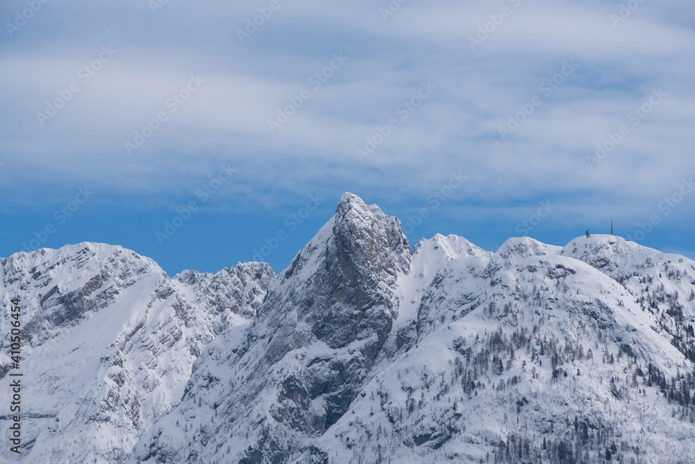 Obraz premium le splendide montagne delle dolomiti in inverno inoltrato, la neve ricopre le cime delle montagne, clima invernale, sciare in montagna