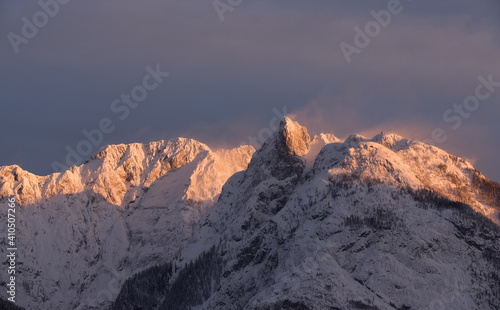 le splendide montagne delle dolomiti in inverno inoltrato, la neve ricopre le cime delle montagne, clima invernale, sciare in montagna
