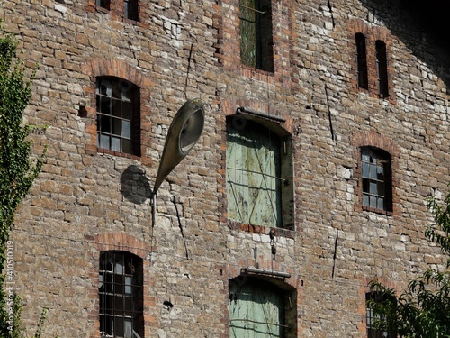 Fassade eines alten Stallgebäudes mit Lampe an der Wand