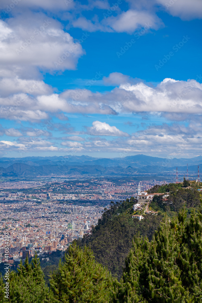 Le Cerro Monserrate depuis le Cerro de Guadalupe, Bogota, Colombie