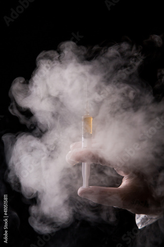 Eine geladene spritze, loaded syringe, vor einem neutralen hintergrund, Impfung, vaccination, corona, covid-19, gesundheit, symbol