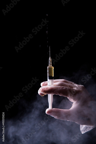 Eine geladene spritze, loaded syringe, vor einem neutralen hintergrund, Impfung, vaccination, corona, covid-19, gesundheit, symbol