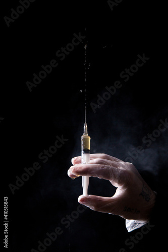 Eine geladene spritze, loaded syringe, vor einem neutralen hintergrund, Impfung, vaccination, corona, covid-19, gesundheit, symbol