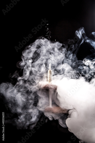 Eine geladene spritze, loaded syringe, vor einem neutralen hintergrund, Impfung, vaccination, corona, covid-19, gesundheit, symbol