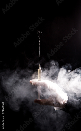 Eine geladene spritze, loaded syringe, vor einem neutralen hintergrund, Impfung, vaccination, corona, covid-19, gesundheit, symbol
