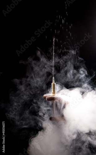 Spritze mit Nebel und Rauch, Kältemittel, Impfung, Corona, Covid-19, Vaccine, Impfung,