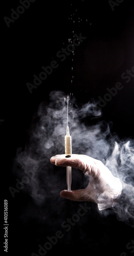 Spritze mit Nebel und Rauch, Kältemittel, Impfung, Corona, Covid-19, Vaccine, Impfung,