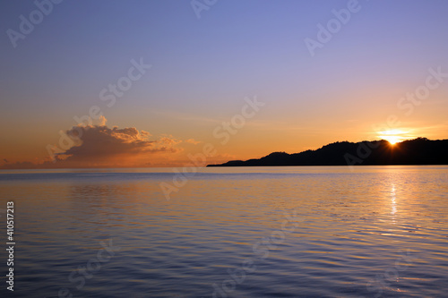 Sonnenaufgang an der Molukken-Insel Lata Lata