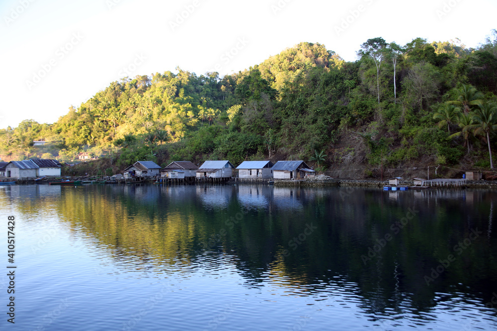kleines, namenloses Fischerdorf auf der Insel Muari