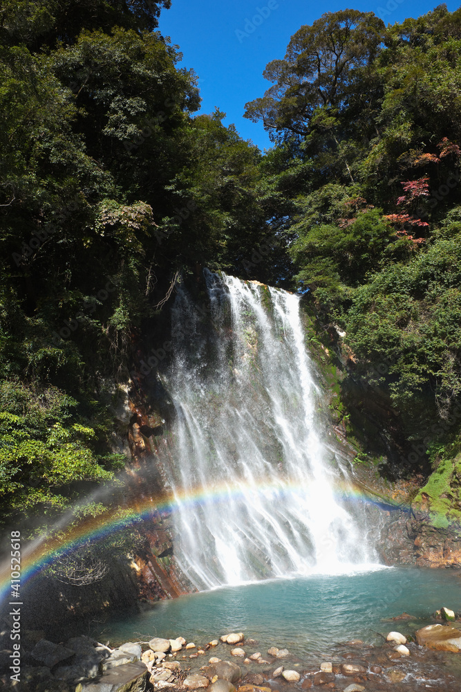 Obraz premium 霧島の丸尾滝にかかった虹 