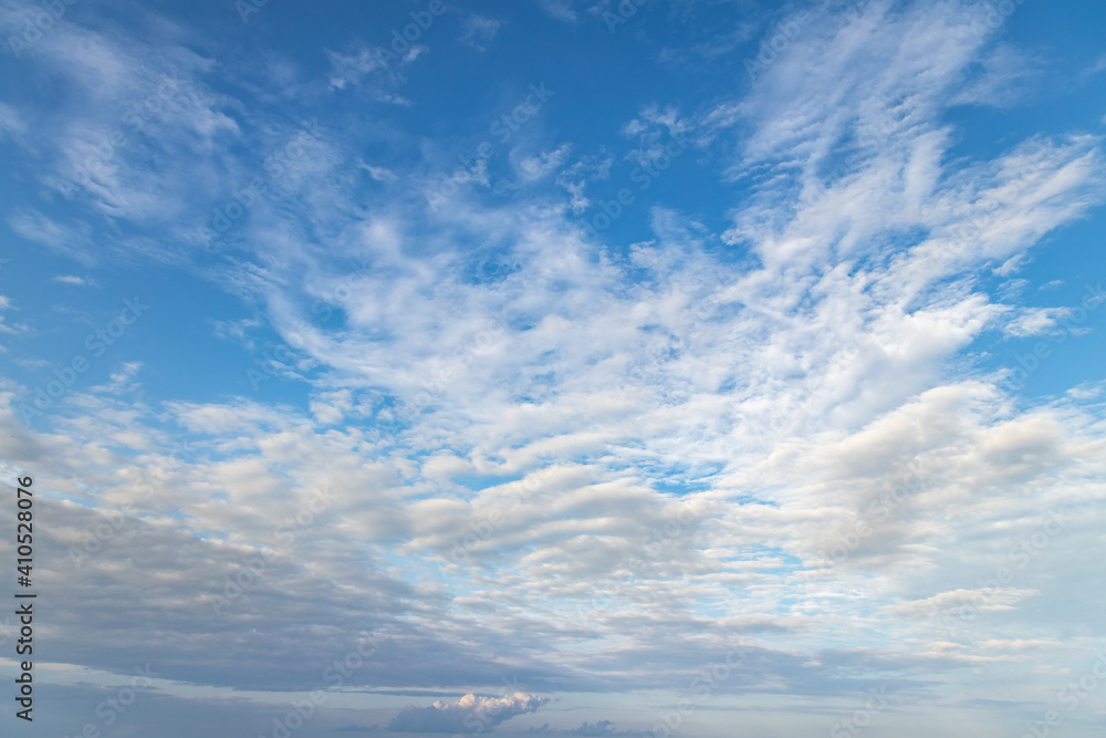 Obraz premium Sky with Cirrus uncinus clouds with sunlight shining before the storm.