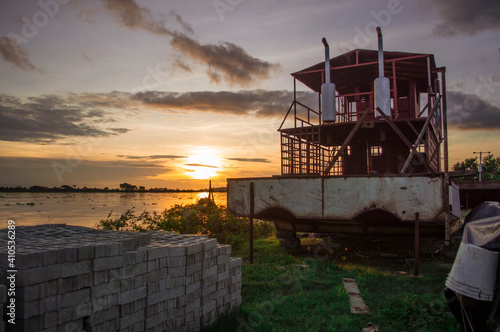 atardecer con barco 