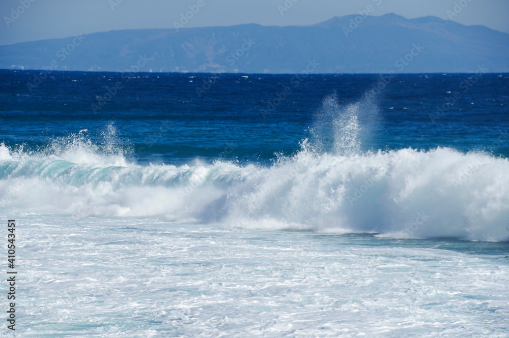 Fototapeta premium 荒波の向こうに見える伊豆大島