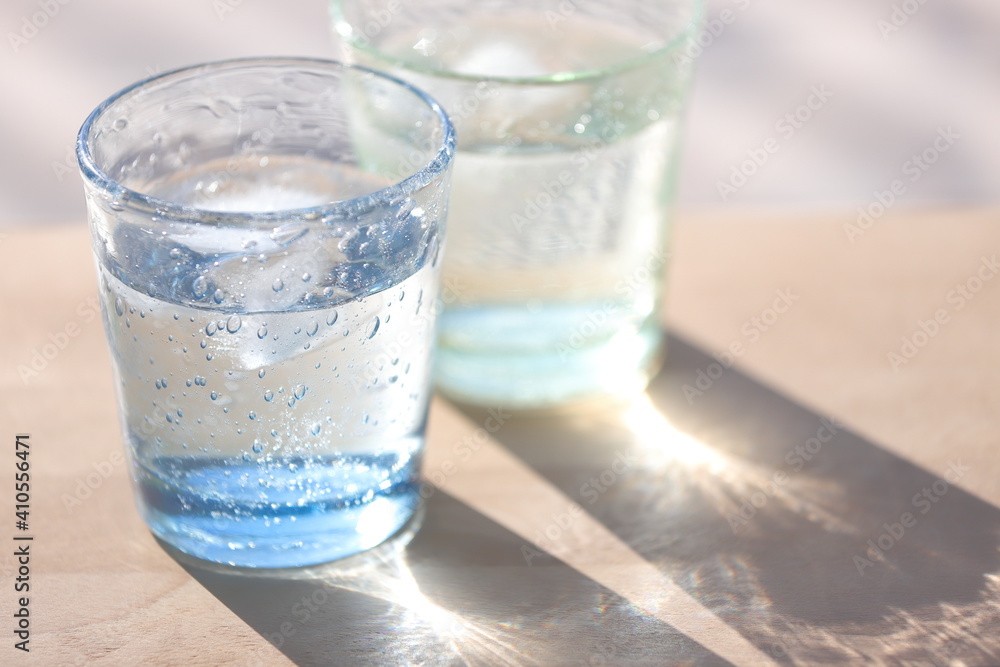 水の入ったグラス 水の入ったグラス
