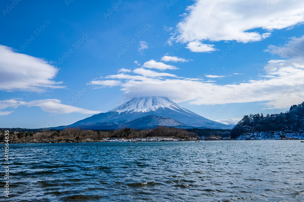 山梨県精進湖の笠雲を被った富士山