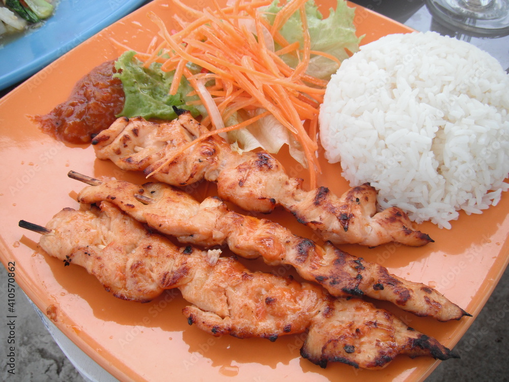 Barbecued chicken satay skewers with rice and salad - チキン 焼き鳥 (サテ) プレート アジア Barbecued chicken satay skewers with rice and salad - チキン 焼き鳥 (サテ) プレート アジア