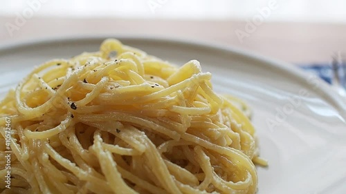 パスタにチーズをかける