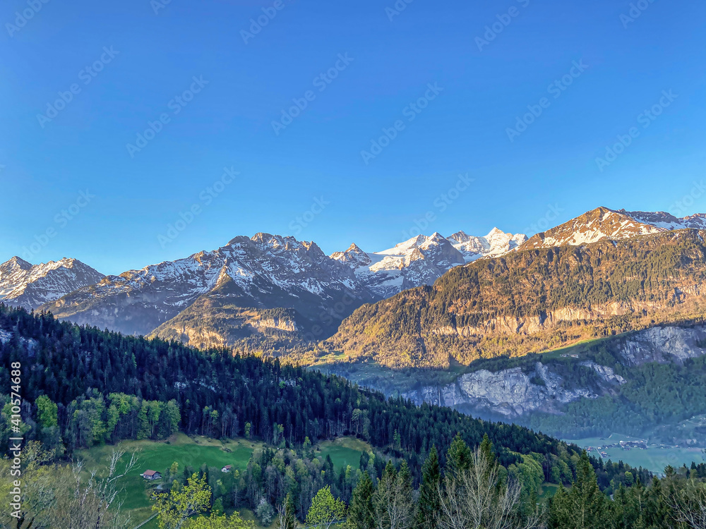 Sonnenaufgang über dem Haslital im Berner Oberland