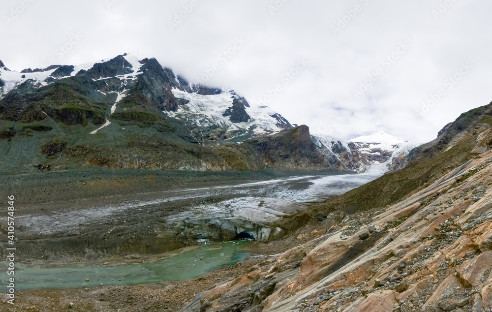 Fototapeta premium hugel glacier with a lake in the mountains with snow