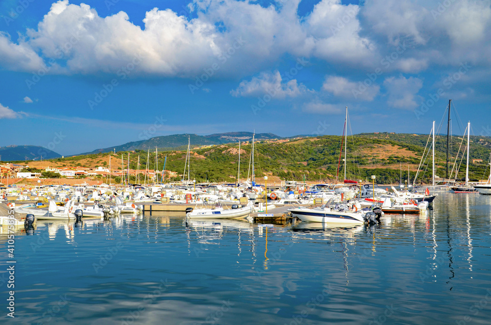 Schiffe und Yachten im Hafen von Isola Rossa auf Sardinien.