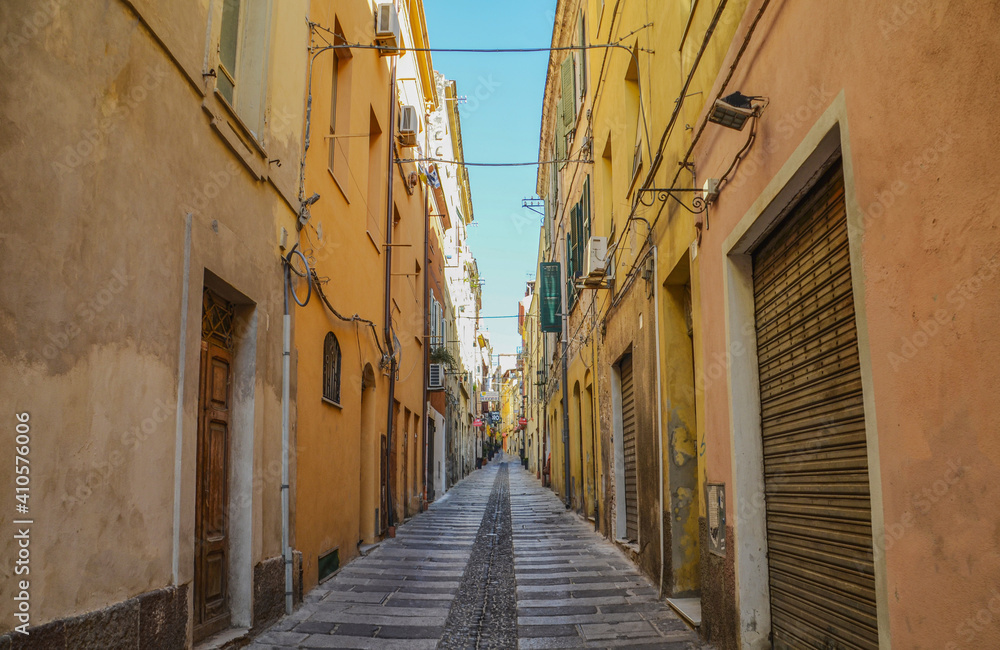 Gelbe Häusergasse in Sassari auf Sardinien
