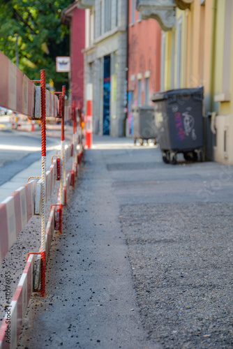Wallpaper Mural Baustelle auf dem Bürgersteig mit Mülltonne im Hintergrund Torontodigital.ca
