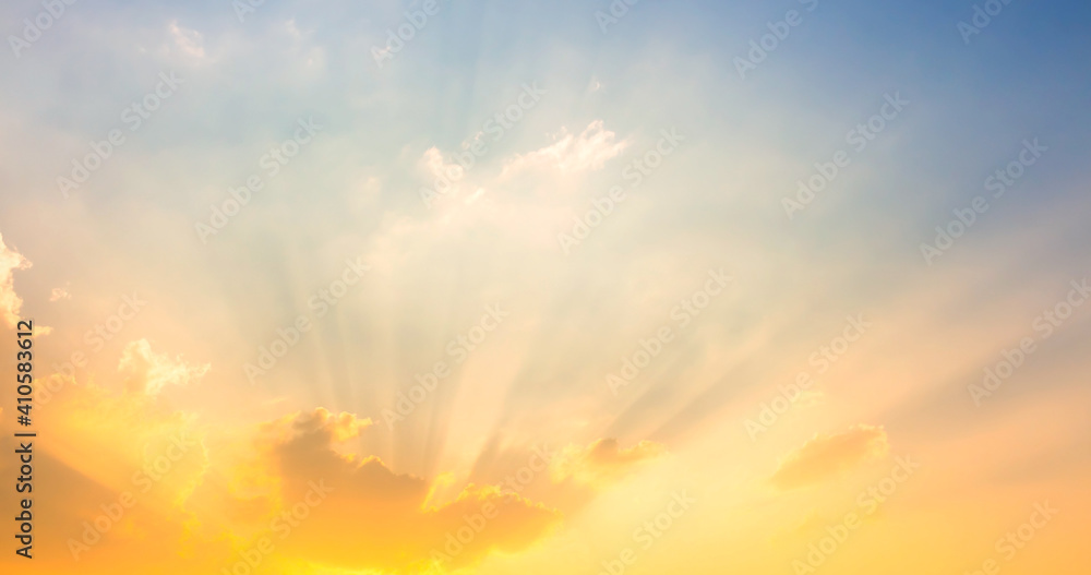 Fototapeta premium sky and clouds nature background yellow sun light on sky with sun rays