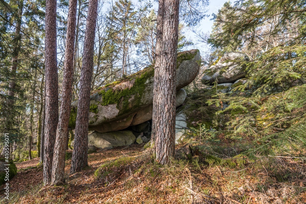 Alte verwitterte Megalith Granit Felsen Formation mit Höhle und Durchbruch im bayerischen Wald bei Thurmansbang und Solla, Deutschland Alte verwitterte Megalith Granit Felsen Formation mit Höhle und Durchbruch im bayerischen Wald bei Thurmansbang und Solla, Deutschland