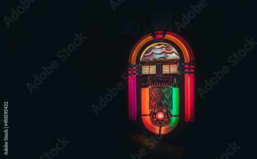 Slika na platnu Retro jukebox on black background