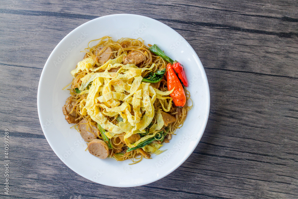 Processed fried vermicelli cooked with pieces of meat and eggs. The taste is spicy and savory. Processed fried vermicelli cooked with pieces of meat and eggs. The taste is spicy and savory.