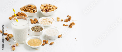 Fotografia Vegan nut milk and ingredients
