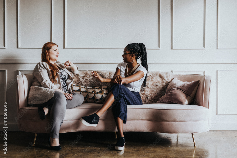 © rawpixel.com - Happy friends enjoying a conversation together on the couch
