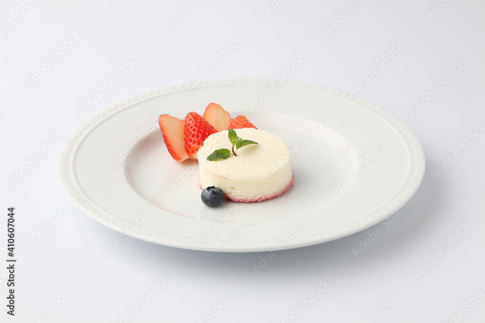 レアチーズケーキ 苺とブルーベリー 白背景 レアチーズケーキ 苺とブルーベリー 白背景