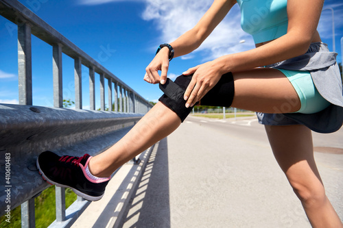 Foto fitness, sport and healthy lifestyle concept - close up of young woman applying