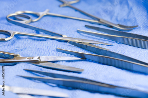 Foto Closeup of a dissection kit on a blue surface under the lights