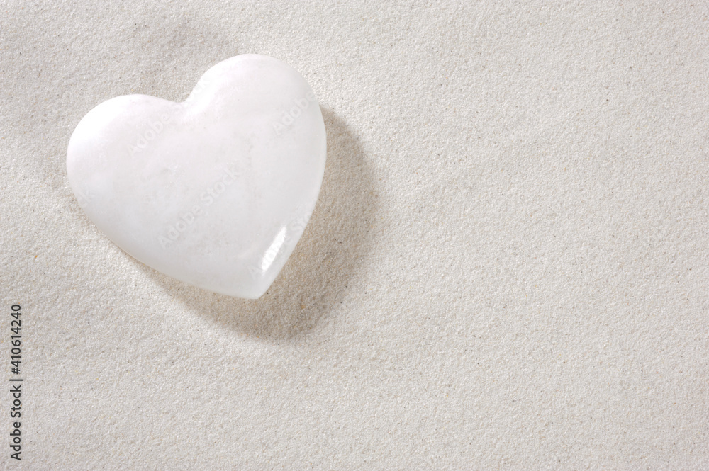 Obraz premium weißer Sand mit weißem Herz