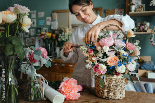Tableau sur toile Woman arranging flowers