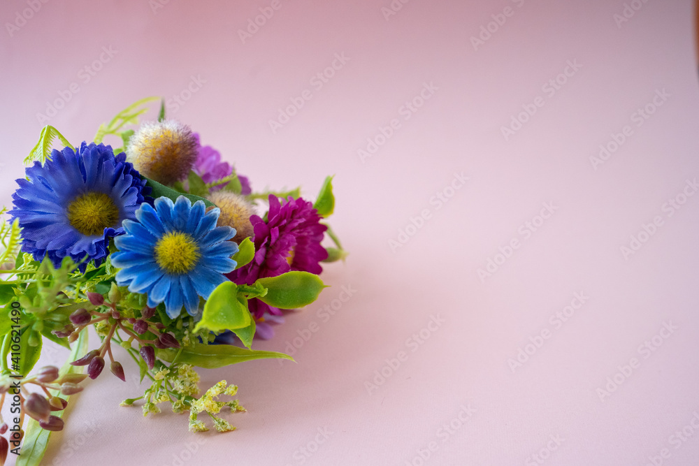 青やピンクの花のブーケを使ったピンク色の背景 青やピンクの花のブーケを使ったピンク色の背景