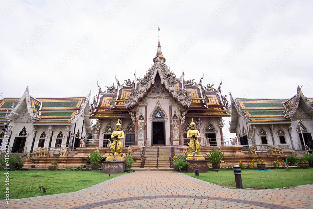 Wat Si Sa Thong is a Buddhist temple in Nakhon Pathom, Amazing old Historical Sites in Thailand..