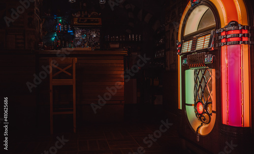 Obraz na plátně Retro jukebox on dark background in bar