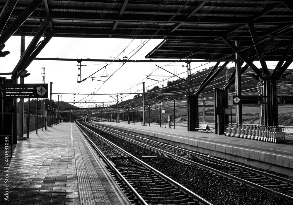 Estación de tren en blanco y negro