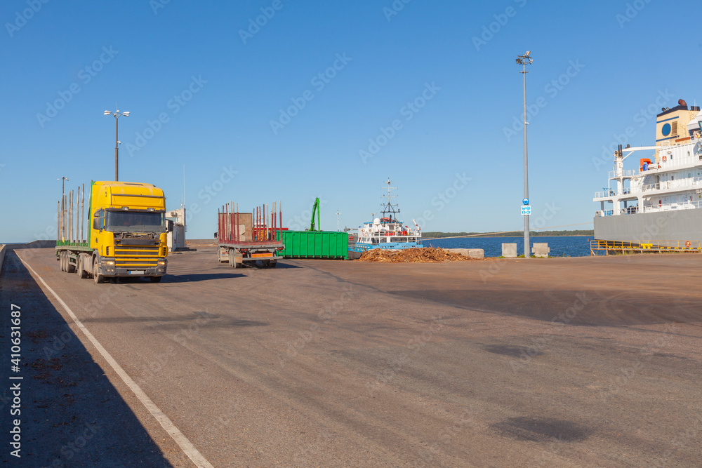 Loading and unloading of vessels on timber terminal