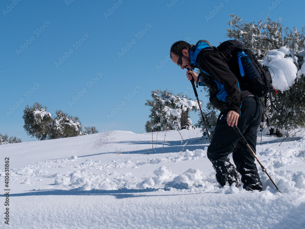 BEAUTIFUL PHOTO OF A HIKING MAN ON THE SNOW