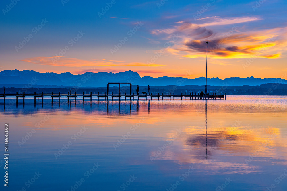 Obraz premium Sonnenuntergang, Dämmerung am Starnberger See, Bayern, Deutschland