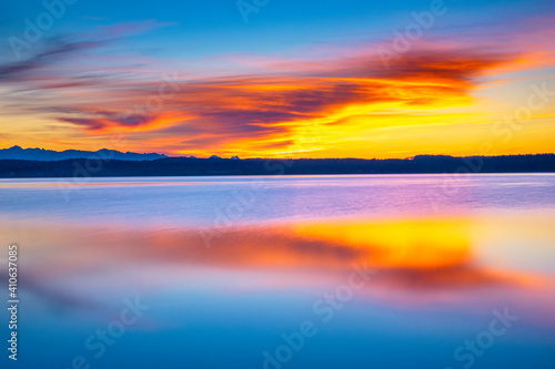 Sonnenuntergang  D  mmerung am Starnberger See  Bayern  Deutschland