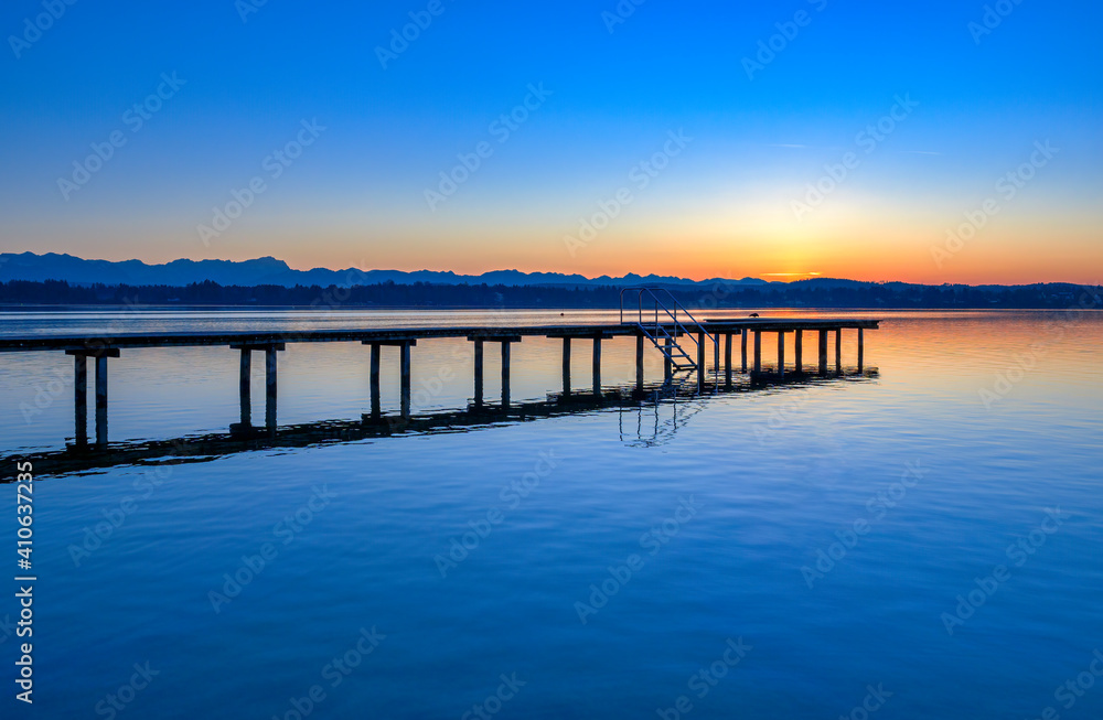Sonnenuntergang, Dämmerung am Starnberger See, Bayern, Deutschland