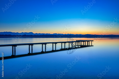 Sonnenuntergang, Dämmerung am Starnberger See, Bayern, Deutschland © pwmotion