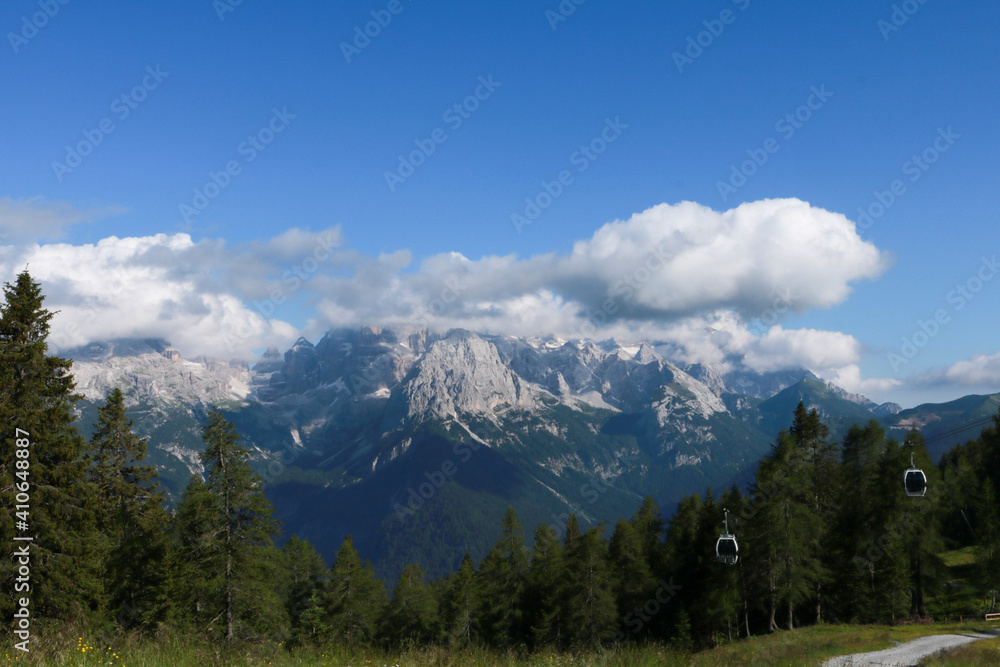 Bellissima vista panoramica dal sentiero che porta al rifugio 5 laghi in Trentino, viaggi e paesaggi in Italia