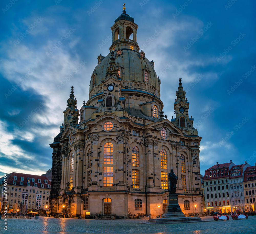 Fototapeta premium Frauenkirche Church and Martin Luther Monument in Dresden