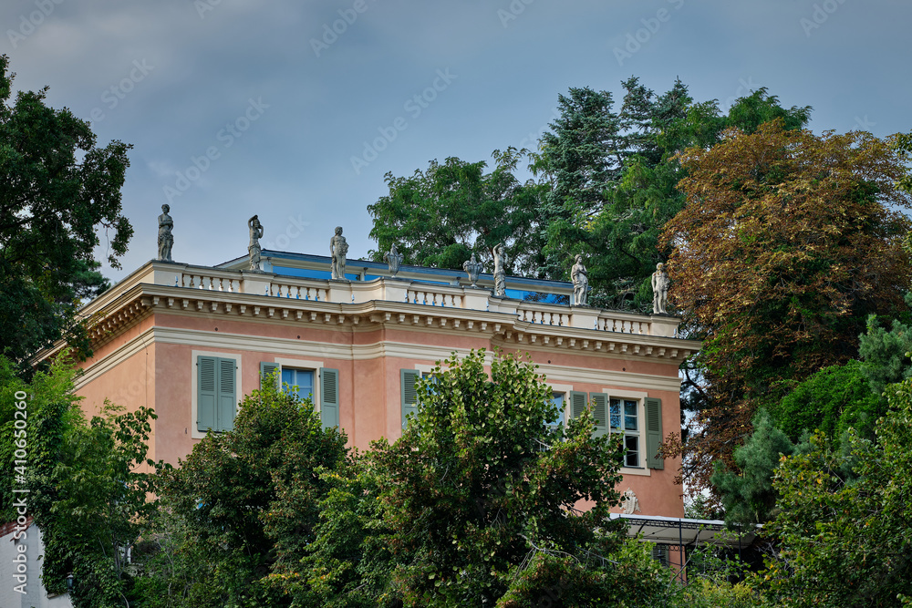 Denkmalgeschützte neoklassizistische Villa aus den 1920er Jahren mit antikisierendem Skulpturenschmuck in Berlin-Kladow (Blick von der Imchenallee)
